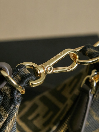 フェンディバッグ角部分ディテール